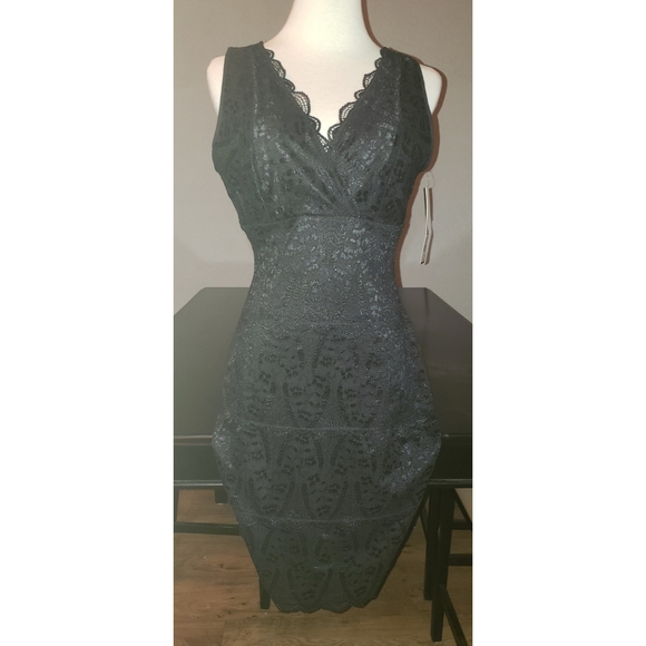 Daisy Fuentes Dresses & Skirts - [Daisy Fuentes] Slimming Lace Dress